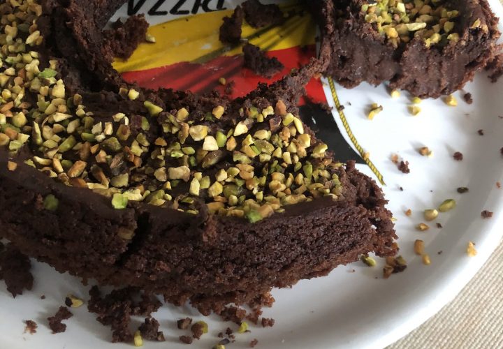 torta di pane raffermo cacao e granella di pistacchio